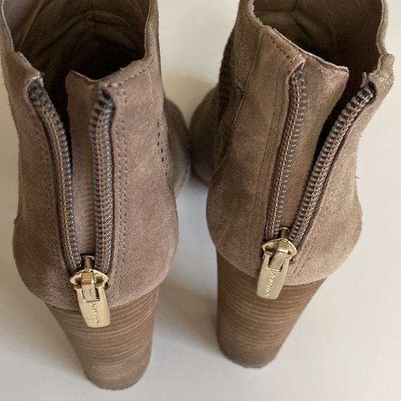 Stylish Vince Camino high heels.  Soft gray suede. - Picture 4 of 5